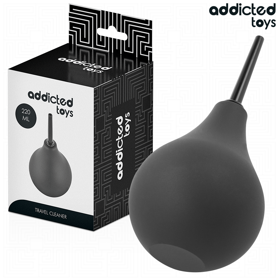 Poire de lavement Addicted 220 ml en silicone noir presentee a cote de sa boite Travel Cleaner, grand volume et canule effilee pour l'hygiene intime nomade.