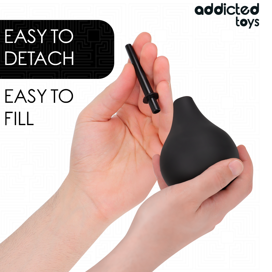 Poire de lavement Addicted detachable montree en main avec sa canule separee, soulignant le systeme easy to detach et easy to fill du grand modele 220 ml.