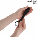 Plug anal et anneau penien combines Addicted en silicone souple noir tenus en main, plug a billes et anneau lisse, demonstration de la flexibilite du combine.