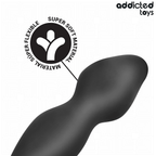 Masseur prostatique Addicted en silicone souple noir, gros plan sur l'embout renfle et la matiere super soft material super flexible avec logo caracteristiques.