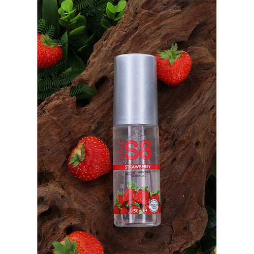 Flacon S8 lubrifiant fraise couche sur ecorce avec fraises et feuillage, gel gourmand comestible base eau parfum fraise fruite a glisse douce et longue duree