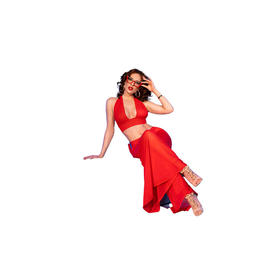 Femme assise au sol en ensemble rouge transparent Chilirose, pantalon large drape et haut court, pose lascive, lunettes, fond blanc.