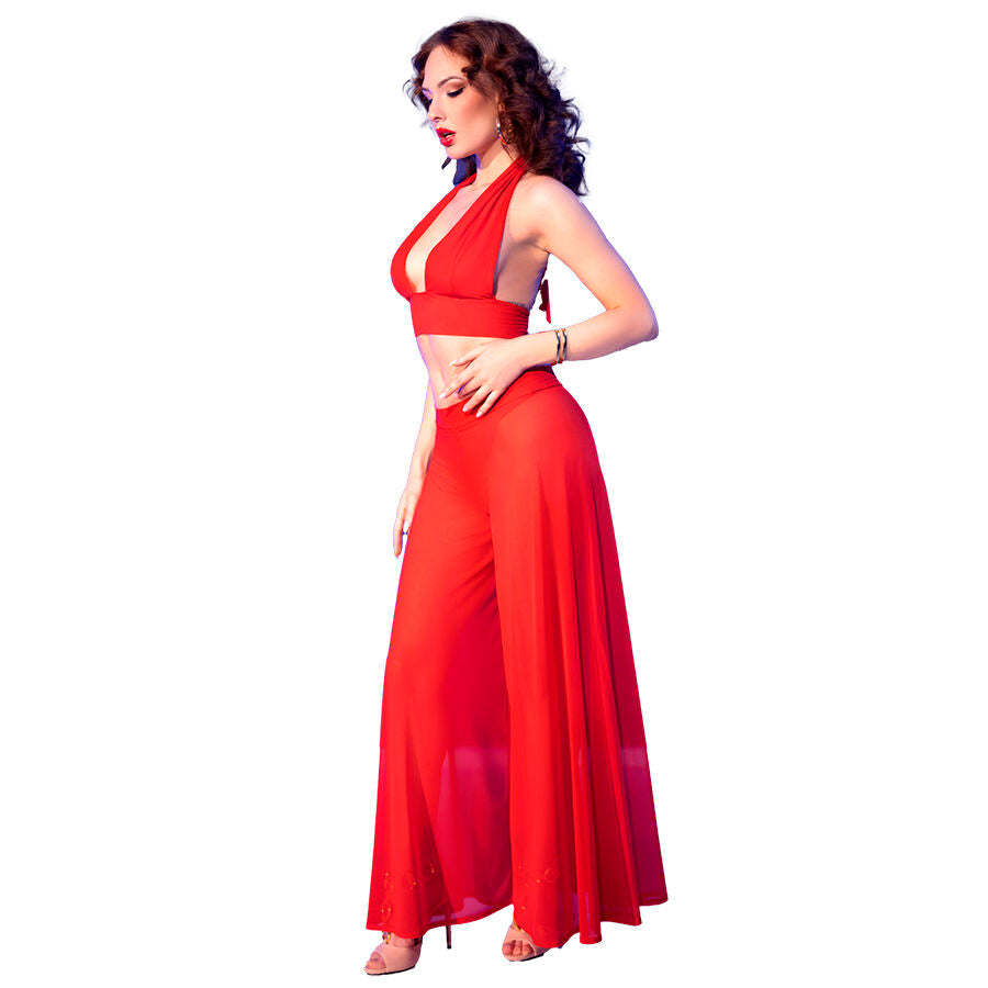 Modele de profil en ensemble rouge transparent Chilirose, haut a decollete en V profond et pantalon large fluide, voile leger, fond blanc.