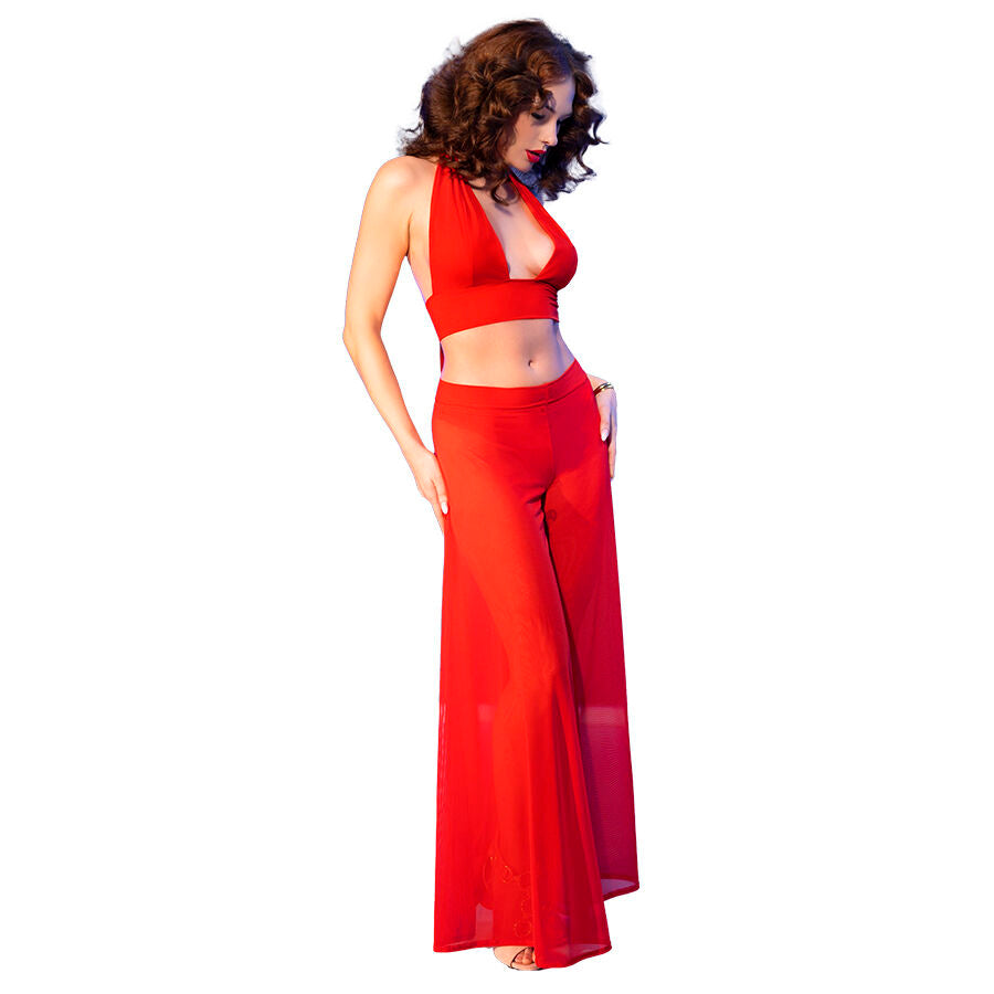 Femme de profil en ensemble rouge transparent Chilirose, pantalon large evase et haut court, voile leger sur fond blanc lumineux.