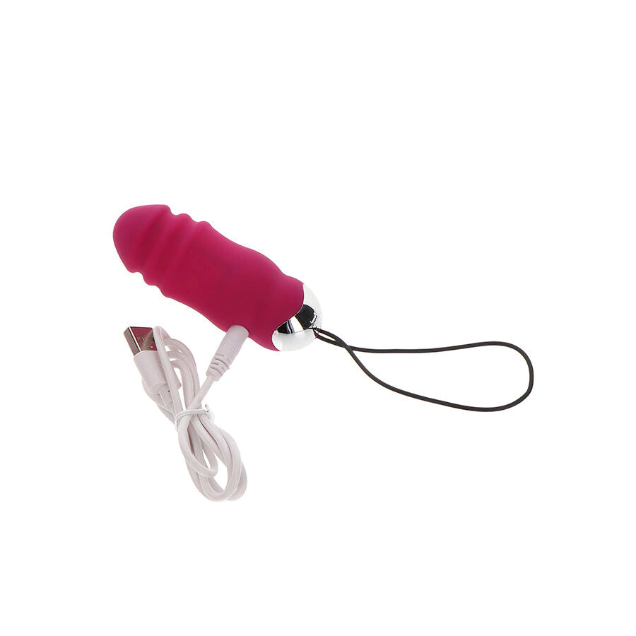 Oeuf vibrant rose fonce en silicone branche sur son cable USB de recharge blanc, cordon de rappel. Stimulateur torsade a 8 modes rechargeable et etanche.