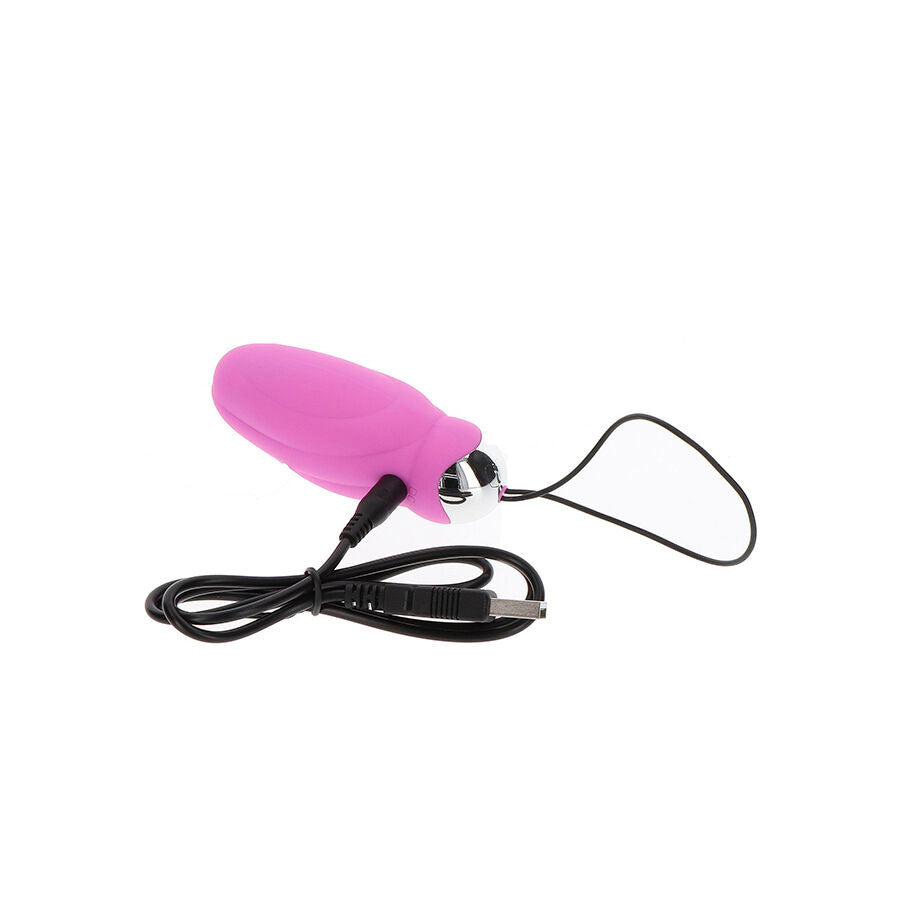 Oeuf vibrant rose en silicone branche sur son cable USB de recharge noir, cordon de rappel visible. Stimulateur a 8 modes rechargeable et etanche.