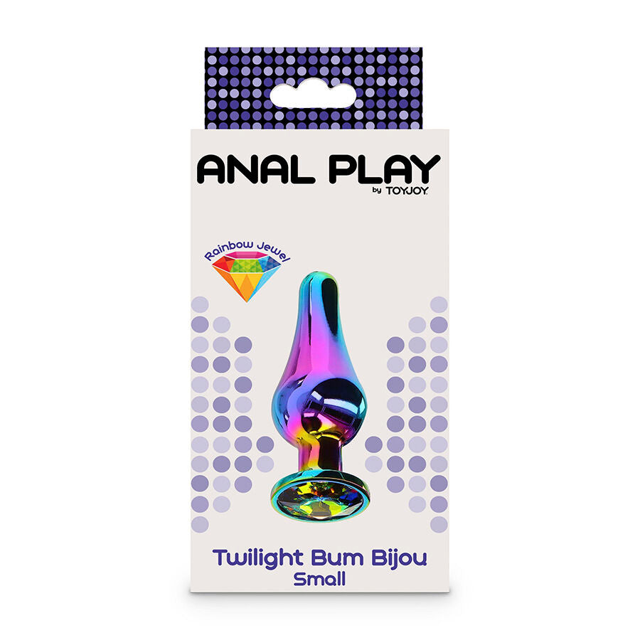Boite Anal Play by Toy Joy Twilight Bum Bijou Small presentant le plug anal en aluminium arc-en-ciel a pierre iridescente. Emballage du plug fusele a base evasee.
