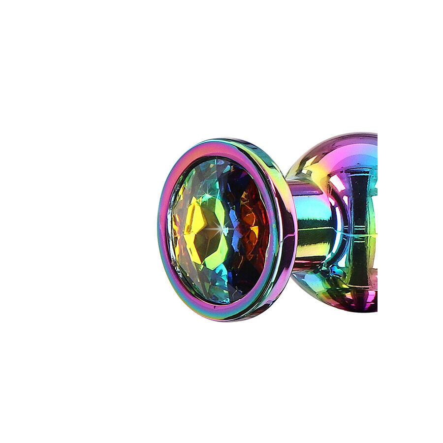 Gros plan sur la base evasee du plug anal bijou arc-en-ciel : strass facette serti dans le metal irise, finition lisse non poreuse facile a entretenir et a desinfecter.