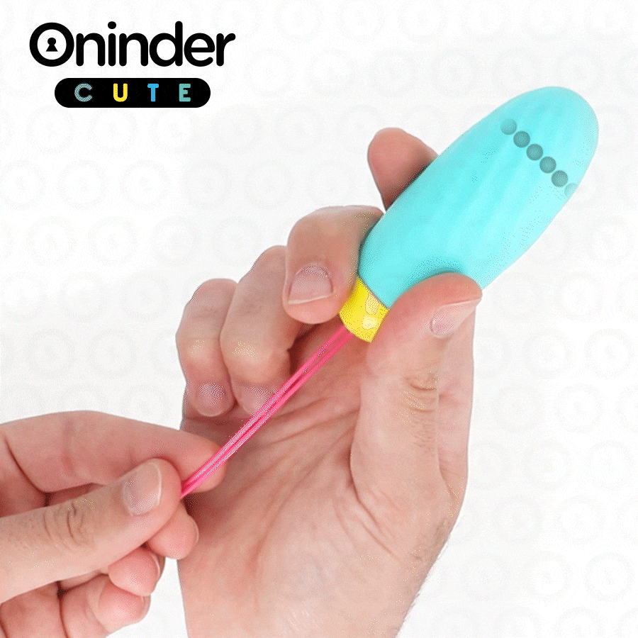 Oeuf vibrant Oninder turquoise tenu entre les doigts pour montrer sa petite taille, cordon de retrait rose visible, stimulateur connecte discret en silicone medical pilotable par appli