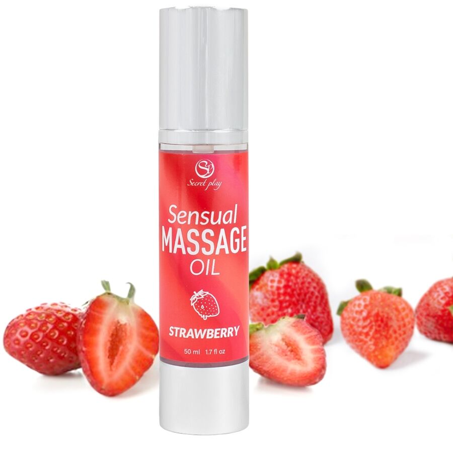 Flacon Sensual Massage Oil fraise pose parmi des fraises fraiches coupees, design rouge Secret Play, mise en scene gourmande de l huile de massage 50 ml.