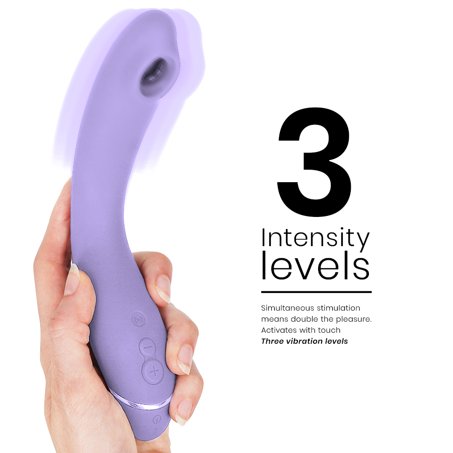 Stimulateur G-spot Womanizer OG lavande tenu verticalement dans une main, corps courbé en silicone et tête à ondes d'air, visuel 3 niveaux de vibration.