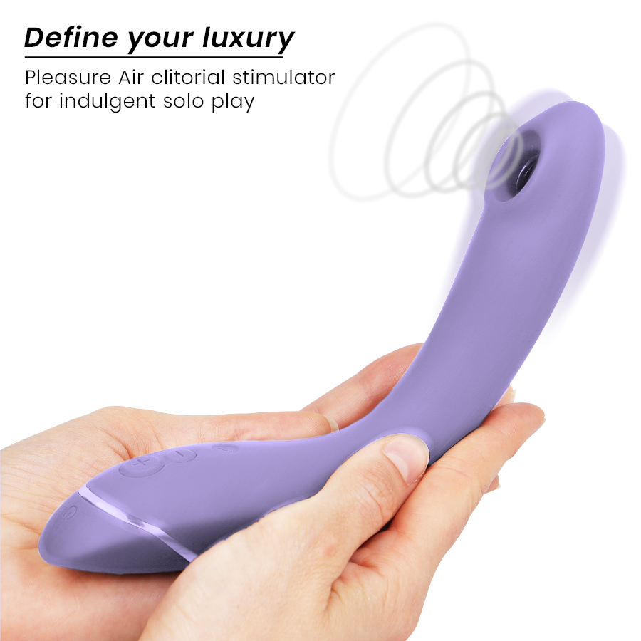 Main tenant le Womanizer OG lavande au corps courbé en silicone, tête Pleasure Air vers la droite, schéma d'ondes d'air pour stimulation du point G. Format ergonomique compact.