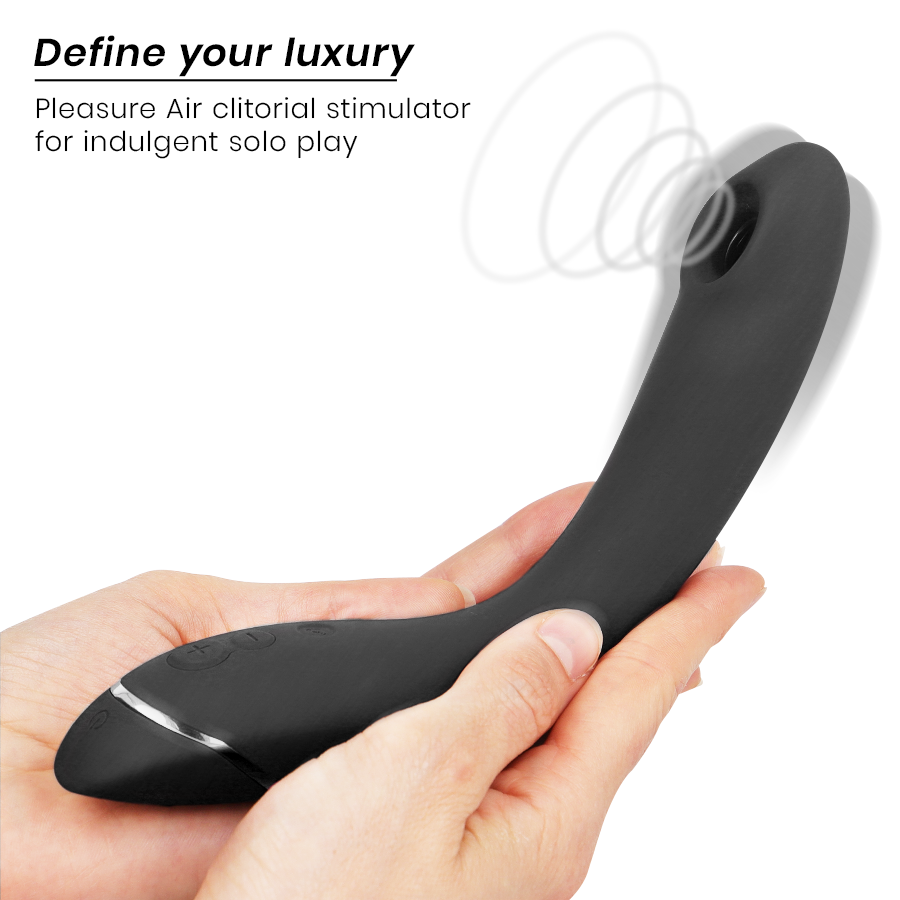 Main tenant le Womanizer OG noir au corps courbé en silicone, tête Pleasure Air vers la gauche, schéma d'ondes d'air pour le point G. Format ergonomique compact.