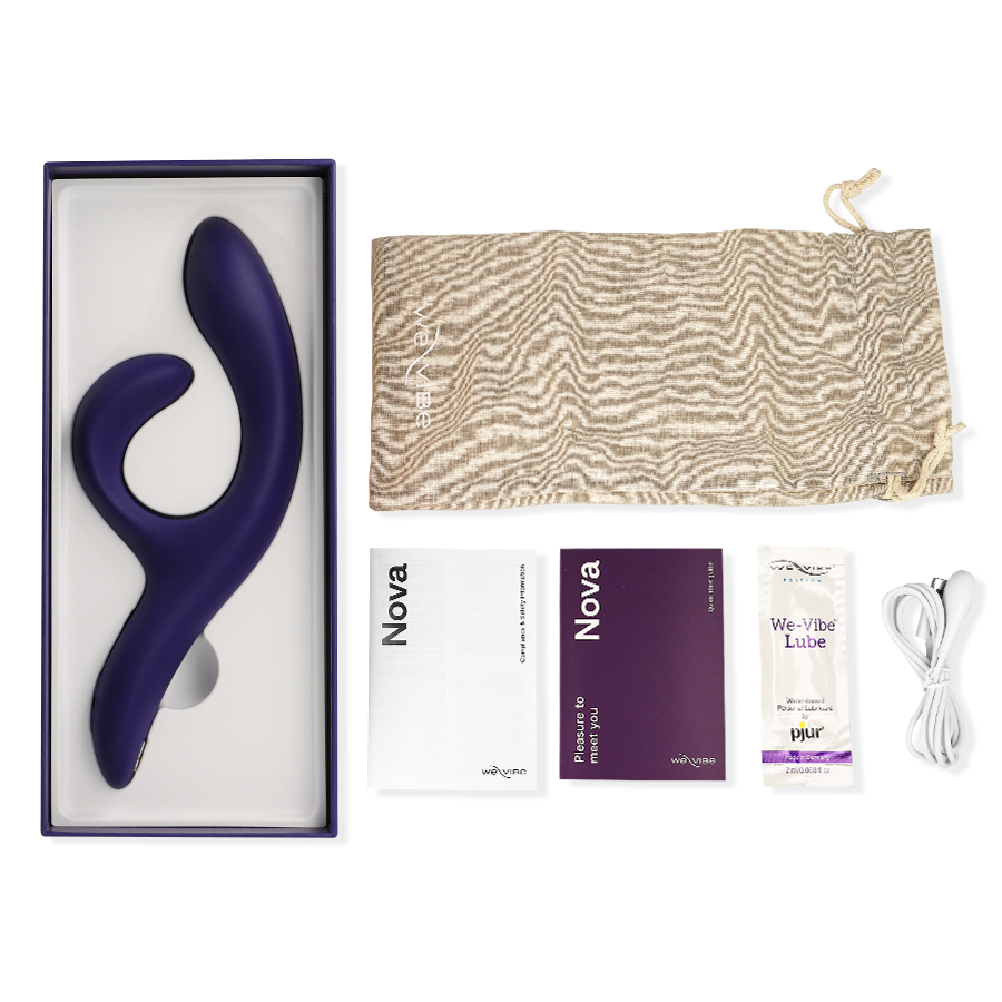 Coffret Nova We-Vibe déballé : vibromasseur rabbit bleu nuit en silicone, pochette beige, notices et câble de charge, disposés à plat autour de l'écrin du lapin connecté point G.