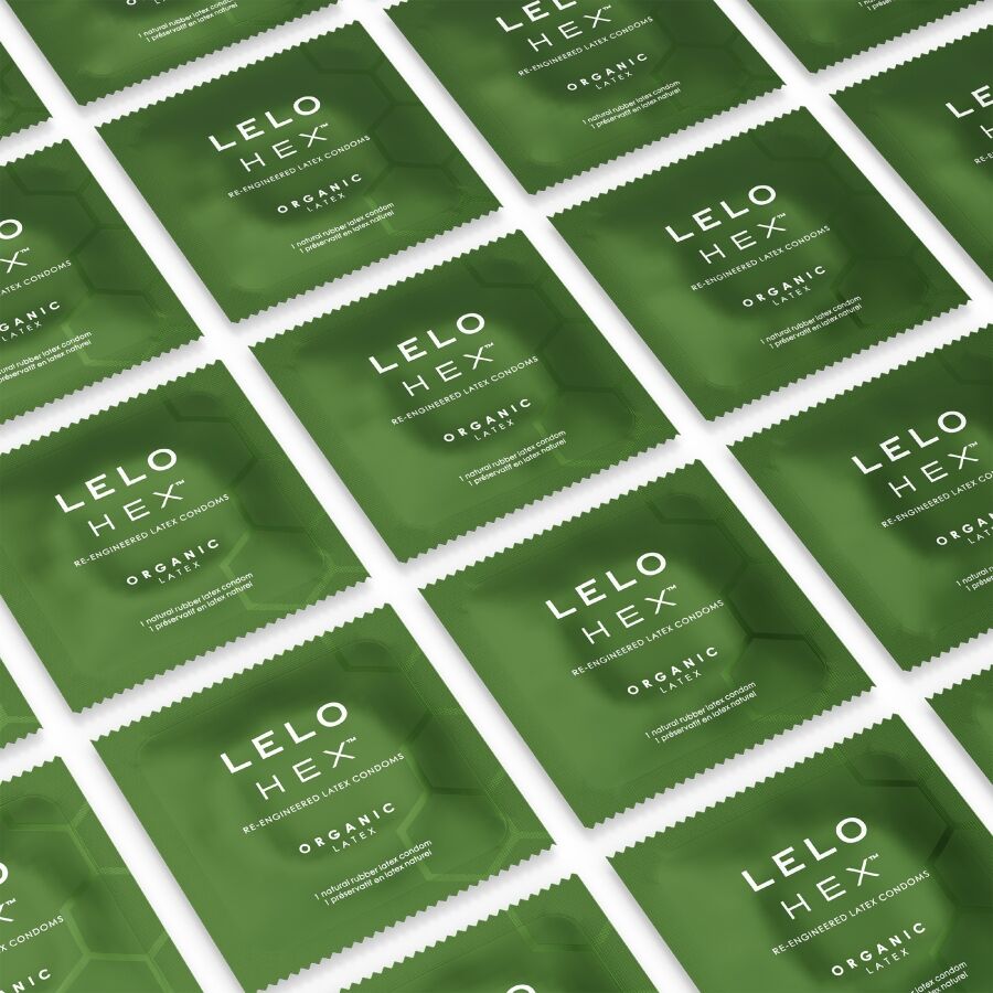 Mosaique de sachets verts Lelo Hex Organic latex, preservatifs individuels a maillage hexagonal alignes, visuel packaging sans element anatomique.