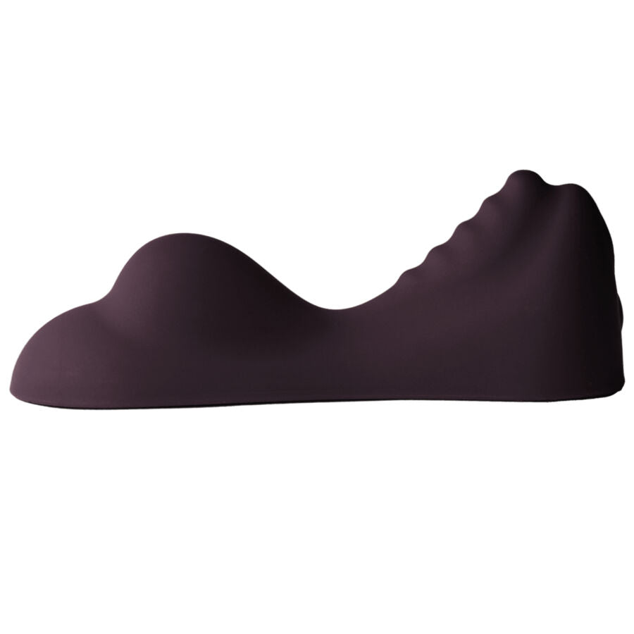 Vibromasseur à chevaucher violet en forme de selle ondulée à double relief, présenté seul sur fond clair, silicone mat lisse aux courbes douces non figuratives.