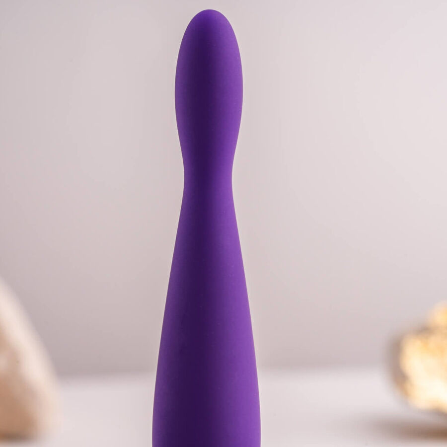 Gros plan de la tige fine et effilée du plug anal Teazer violet en silicone lisse, courbe souple de ce stimulateur point P 7 niveaux étanche pour débutants.