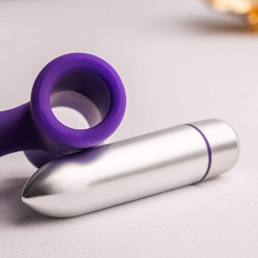 Anneau pénien violet en silicone posé à côté de sa balle vibrante argentée amovible, gros plan du cockring vibrant et de son moteur détachable Rocks-Off.