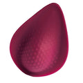 Stimulateur intime discret en silicone bordeaux en forme de goutte, surface intérieure picotée, présenté seul sur fond blanc, contour lisse non figuratif.
