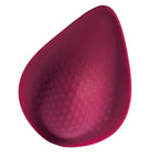 Stimulateur intime discret en silicone bordeaux en forme de goutte, surface intérieure picotée, présenté seul sur fond blanc, contour lisse non figuratif.