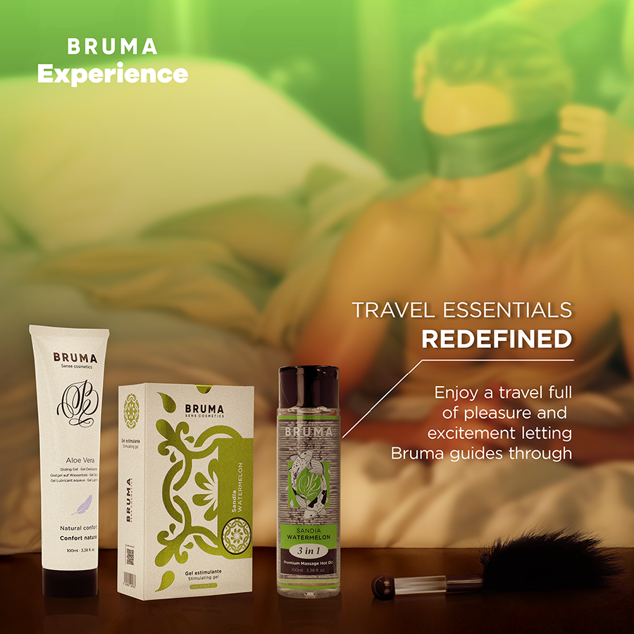 Flacons et tube du coffret pasteque Bruma en mise en scene voyage, gel, lubrifiant et huile de massage gourmande poses devant une ambiance chaleureuse, essentiels nomades