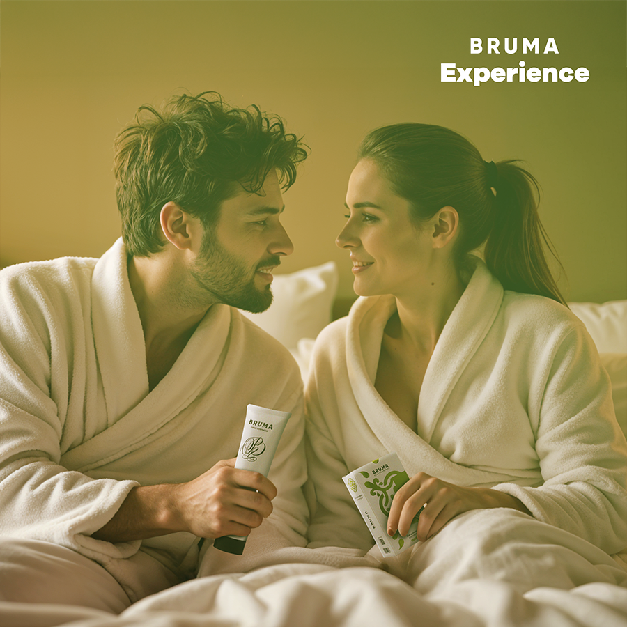 Couple complice en peignoir allonge tenant un tube Bruma, ambiance tendre et lumineuse illustrant l'usage du coffret bien-etre pasteque a deux