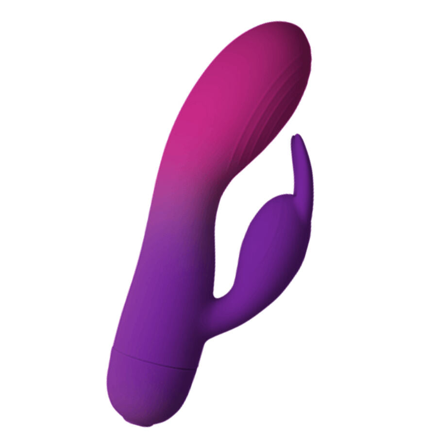 Vibromasseur rabbit en silicone violet à double moteur, photographié seul sur fond dégradé, avec sa tige interne et son petit bras clitoridien recourbé, surface lisse non figurative.
