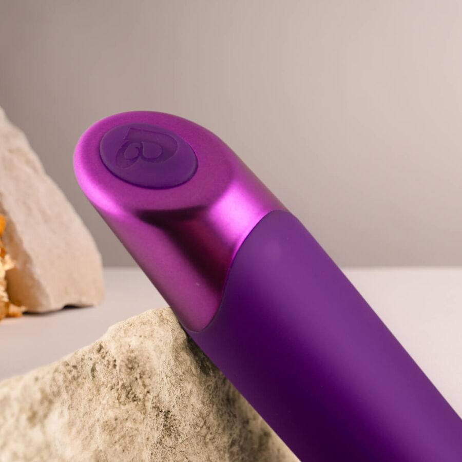 Très gros plan de l'extrémité du vibromasseur point G violet avec son bouton de commande métallisé rose, détail de la finition du stimulateur Chaiamo G rechargeable.