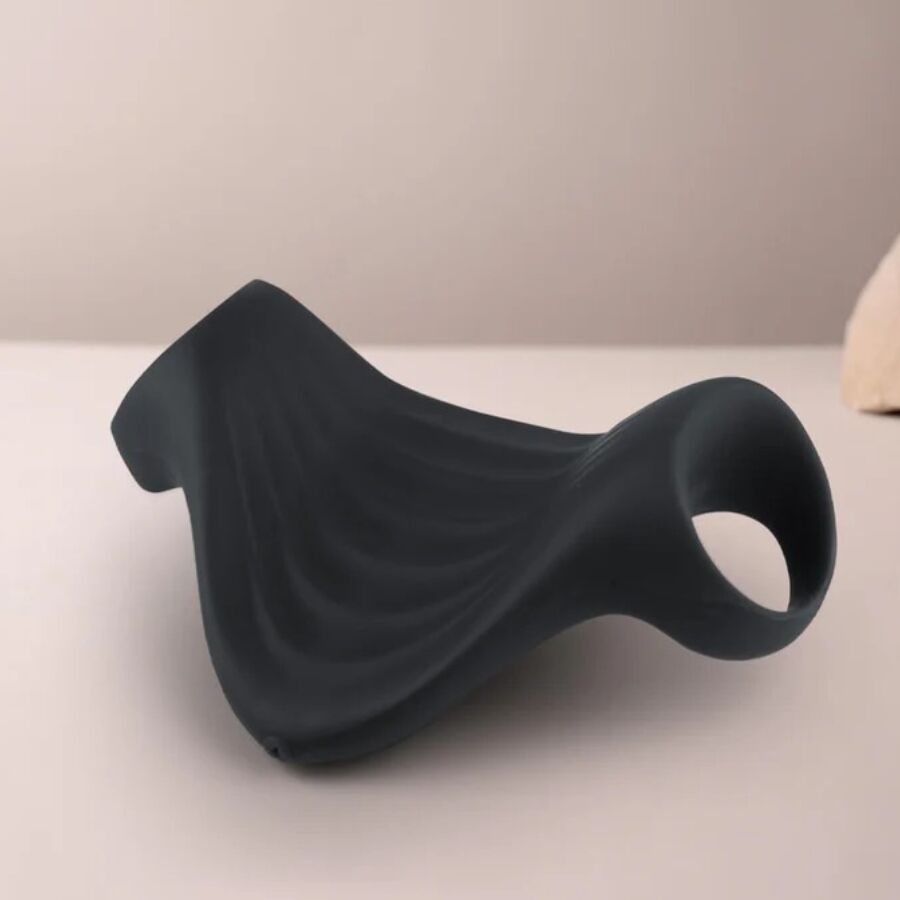 Masturbateur Palm noir posé à plat sur un plan clair, gaine flexible en silicone nervuré avec passants, accessoire vibrant 10 modes étanche et rechargeable.