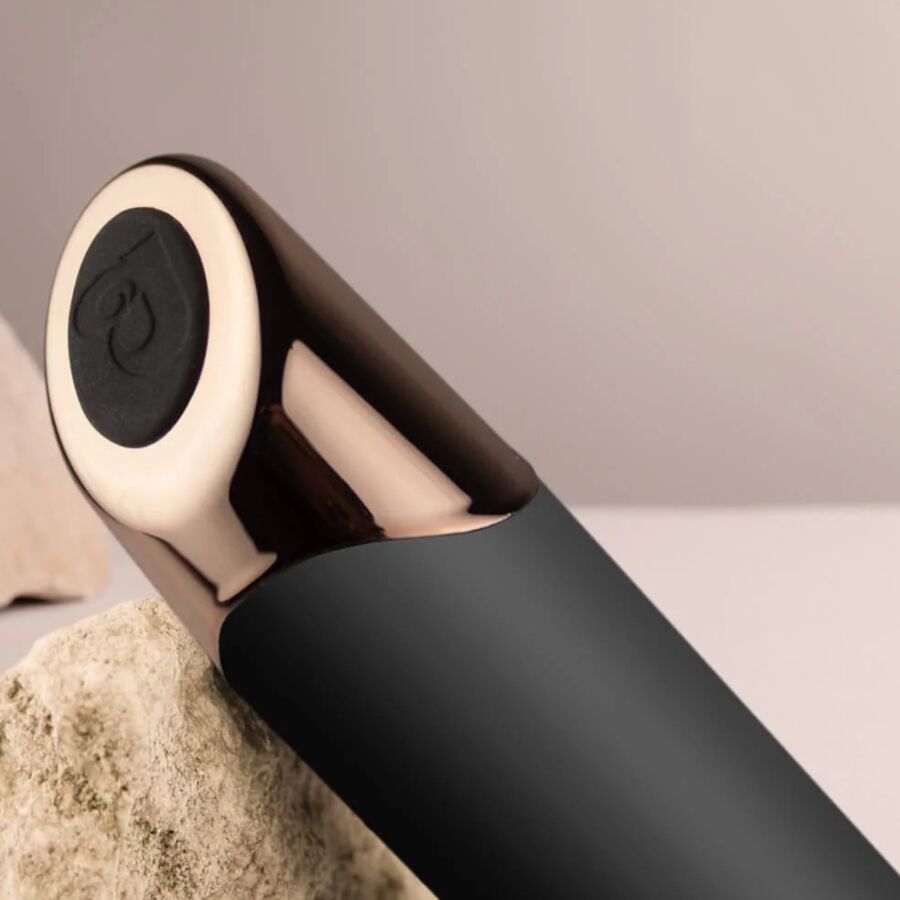 Très gros plan de l'extrémité du vibromasseur point G noir avec son bouton rond et son habillage doré, détail de la finition du stimulateur Chaiamo G rechargeable.
