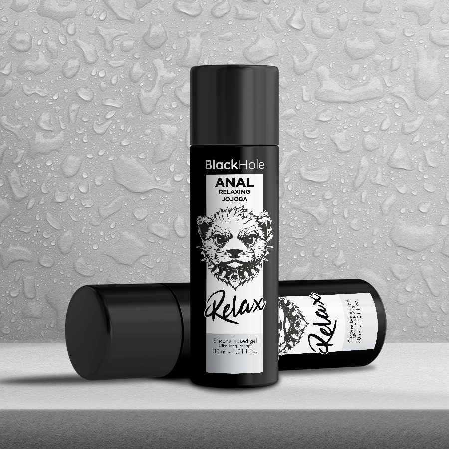 Flacon de gel anal Black Hole Relax jojoba base silicone couche sur fond gris de gouttes, longue duree au logo chien, packshot d'ambiance Anal Relaxing