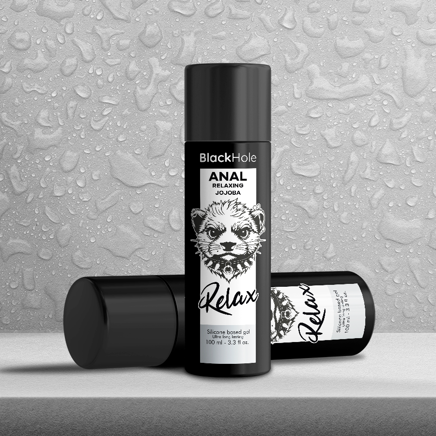 Flacon de gel anal Black Hole Relax jojoba base silicone couche sur fond gris de gouttes, deux flacons au logo chien, packshot d'ambiance Anal Relaxing