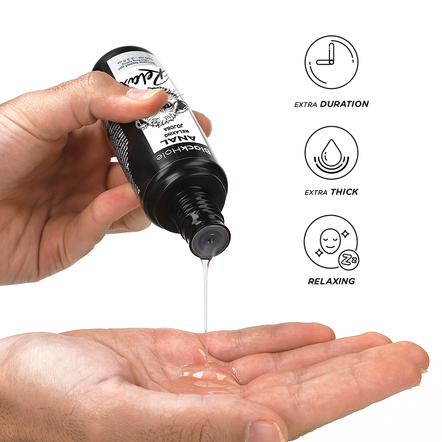 Flacon de gel anal Black Hole Relax jojoba base silicone verse dans la paume, texture epaisse, pictogrammes extra duration extra thick et relaxing