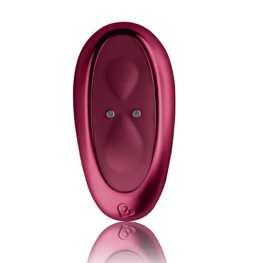 Télécommande ovale bordeaux du vibromasseur à chevaucher posée seule, deux boutons ronds et logo discret, coque laquée lisse et réfléchissante sur fond blanc neutre.