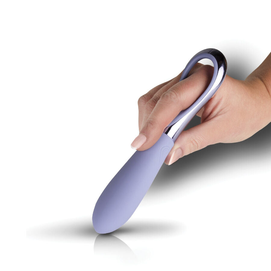 Stimulateur NIYA N3 tenu en main par sa poignee anneau, embout silicone lilas pointe vers le bas, demonstration de la prise et du controle du vibromasseur rechargeable