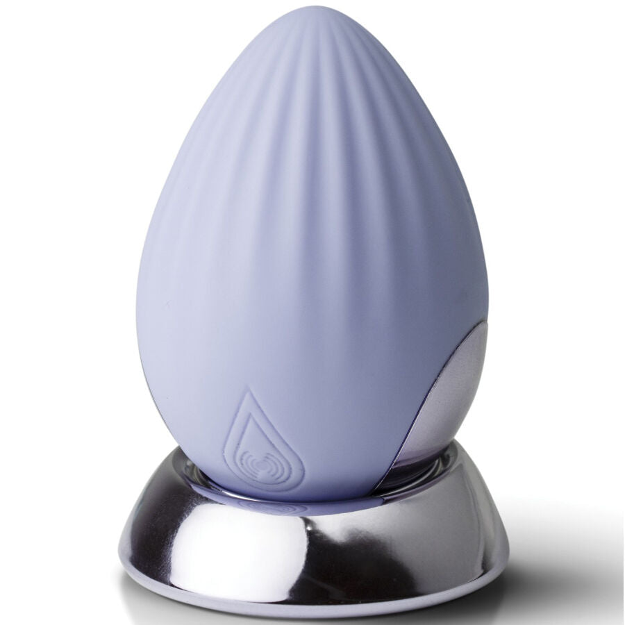 Stimulateur oeuf NIYA N4 en silicone lilas torsade pose sur sa base de charge chromee, vue de face du masseur clitoridien externe rechargeable a dix modes de vibration