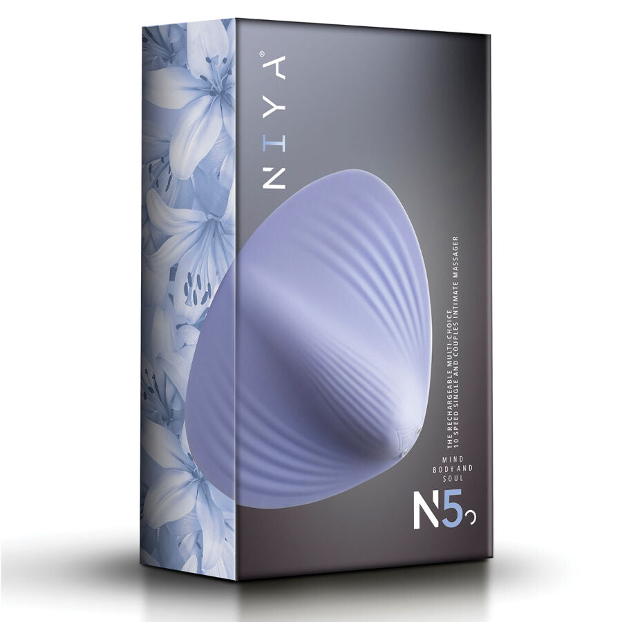 Emballage NIYA N5 trois quarts a decor floral bleu, presentant le masseur coquille en silicone mauve et le logo, gamme massage intime externe rechargeable sans contact