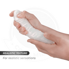 Texture realiste du gode Cock Miller translucide tenu dans la main, silicone souple a relief veine et gland, effet phosphorescent pour des sensations realistes