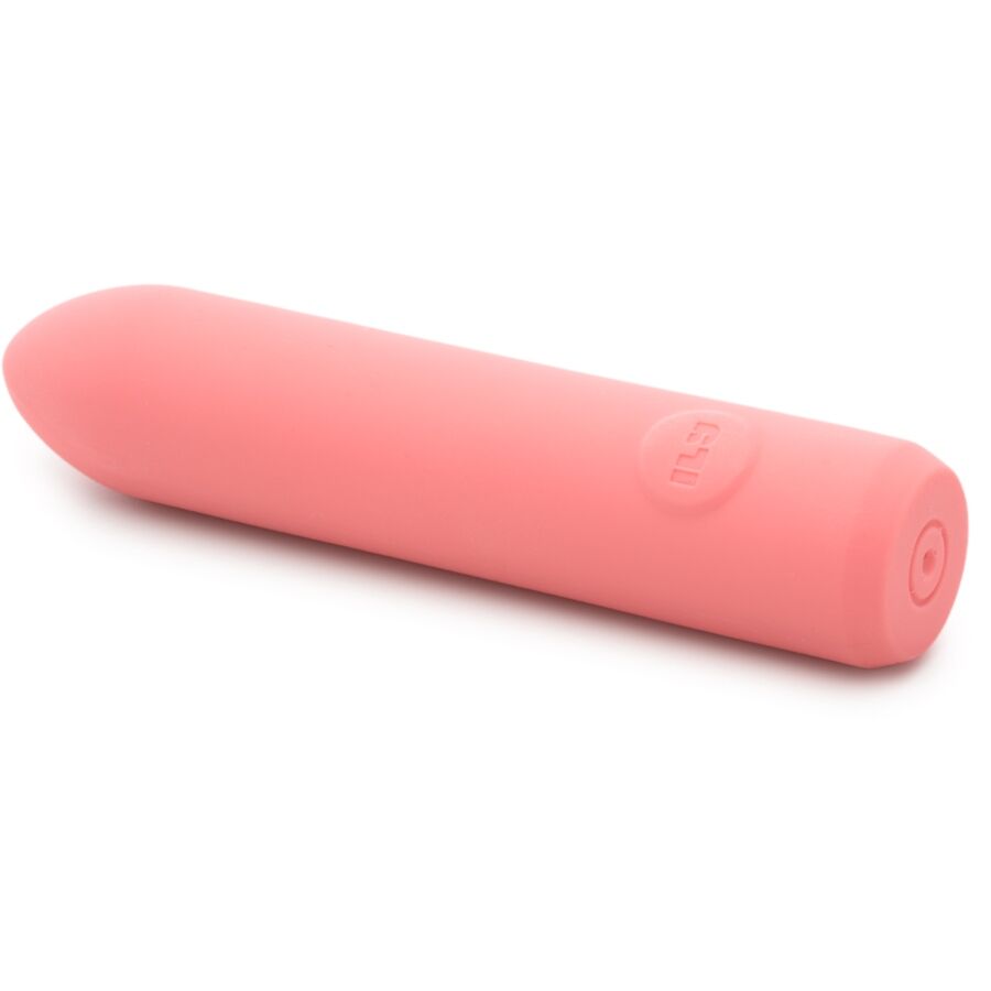 Bullet corail couché à l'horizontale, cylindre lisse effilé à base arrondie et logo discret gravé, vue latérale détaillée du mini vibromasseur sur fond blanc parfaitement épuré.