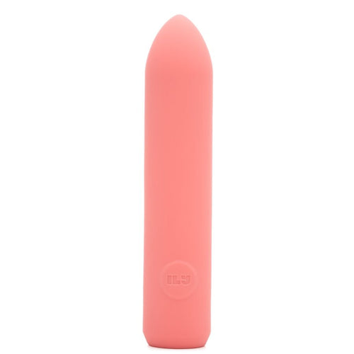 Mini vibromasseur bullet corail présenté debout, corps cylindrique lisse à pointe arrondie et bouton de commande gravé, vue verticale détaillée du produit sur fond blanc parfaitement épuré.