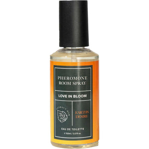 Spray d'ambiance aux phéromones Earth's Desire, flacon ambre Pheromone Room Spray Love In Bloom au bouchon noir, brume boisee cypres tabac ambre pour parfumer la piece.