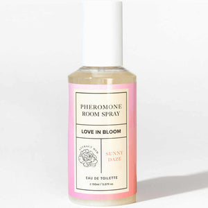 Spray d'ambiance aux phéromones Sunny Daze 150 ml, flacon rose degrade Pheromone Room Spray Love In Bloom, brume lumineuse bergamote rose jasmin pour parfumer la piece.