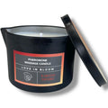 Bougie de massage boisée Earth's Desire, pot noir Pheromone Massage Candle Love In Bloom avec couvercle, cire karite qui fond en huile tiede notes cypres tabac ambre.