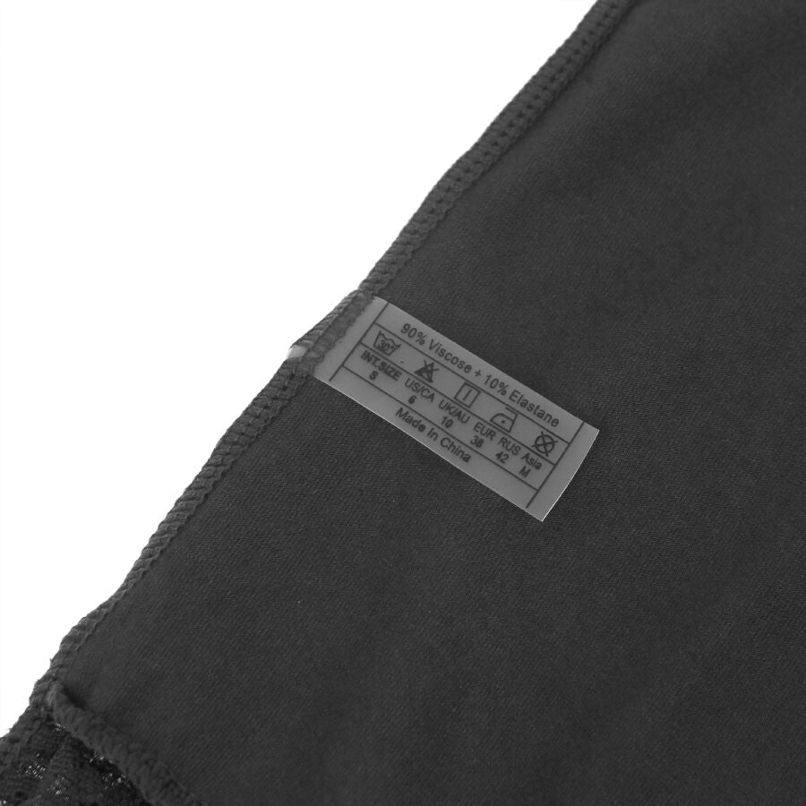 Gros plan sur l'etiquette de composition et la bordure dentelle du teddy noir Subblime, jersey doux et conseils d'entretien, detail textile du produit.
