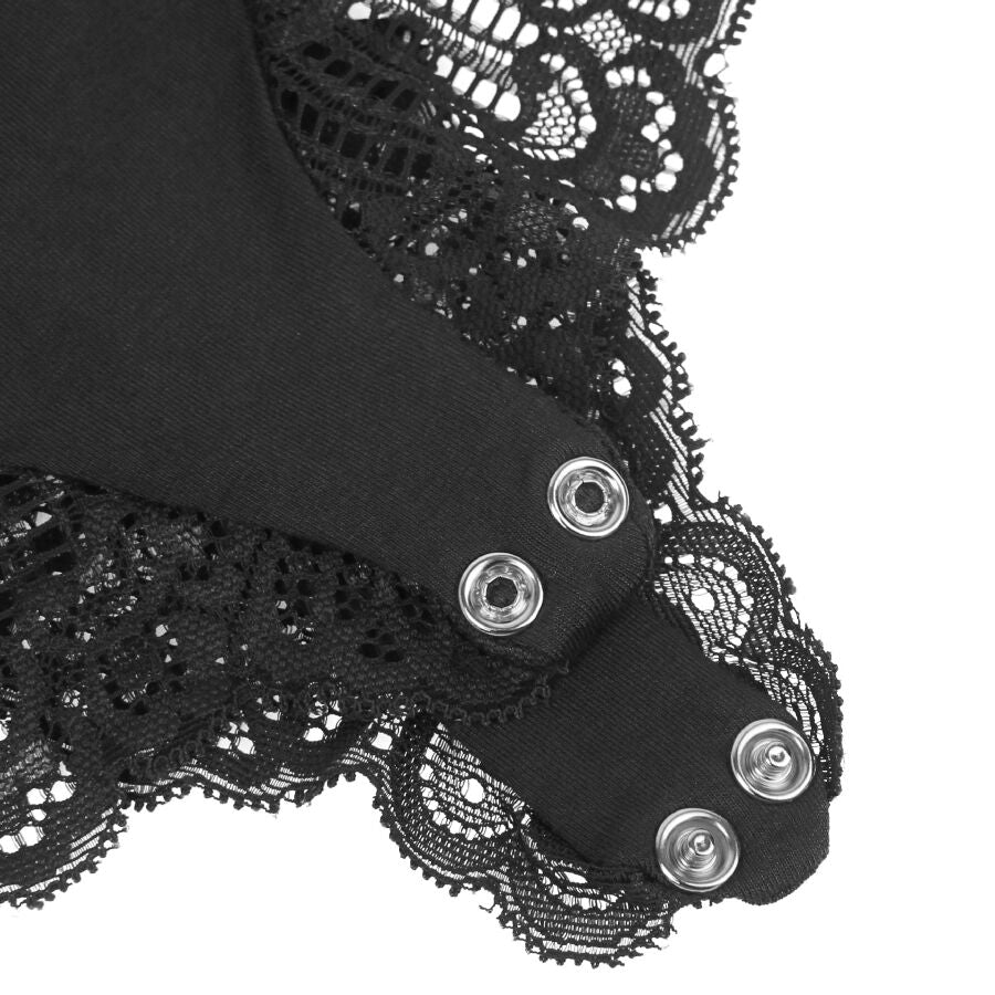 Gros plan sur les boutons-pression metalliques de l'entrejambe du teddy noir Subblime, bordure dentelle festonnee, detail de fermeture pratique.