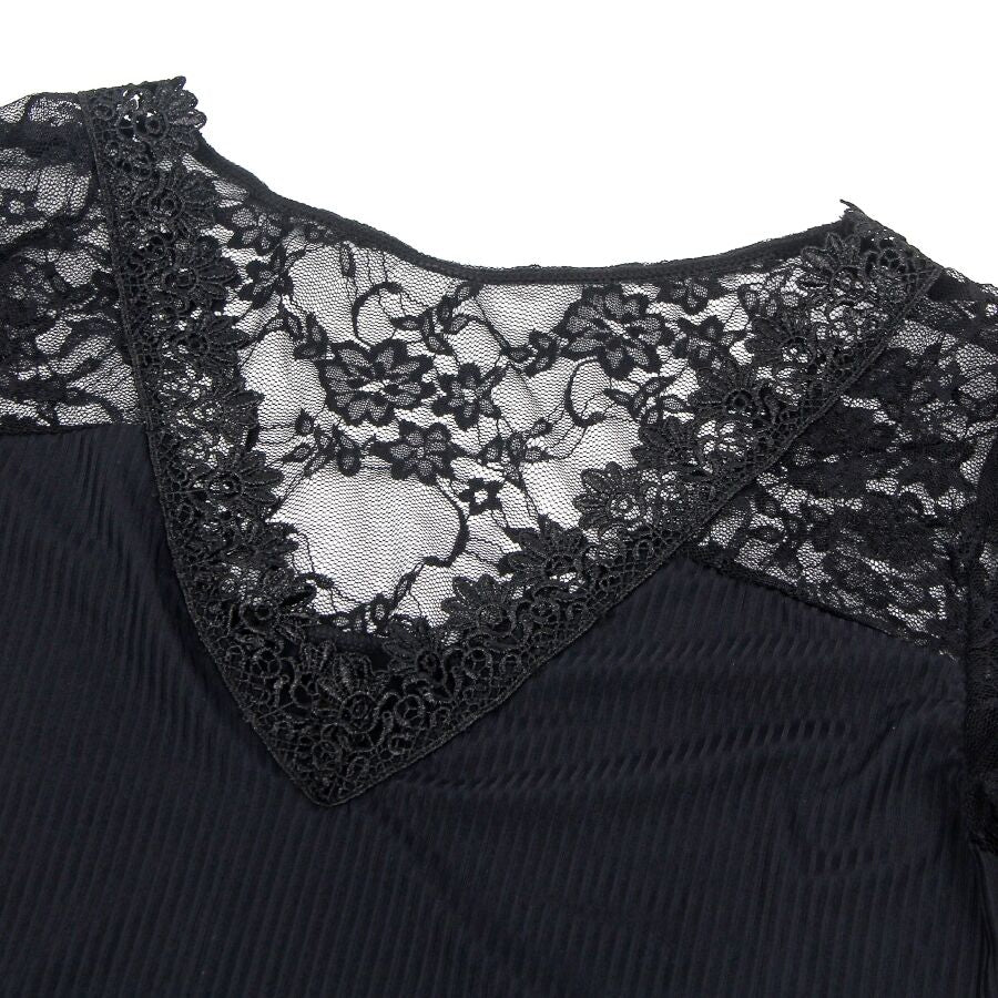 Gros plan sur l'empiecement en dentelle florale du teddy noir Subblime et la maille cotelee du corps, detail de matiere et de finition couture.