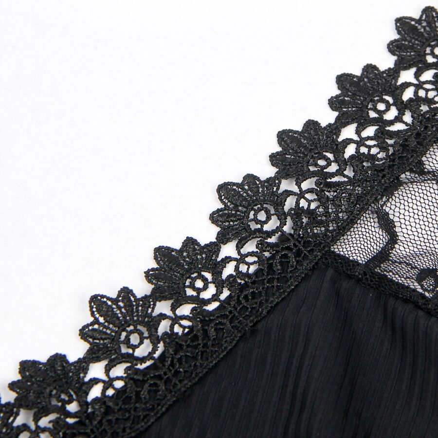 Gros plan sur la bordure en dentelle florale et la maille cotelee du teddy noir Subblime, detail de finition et contraste de matieres.