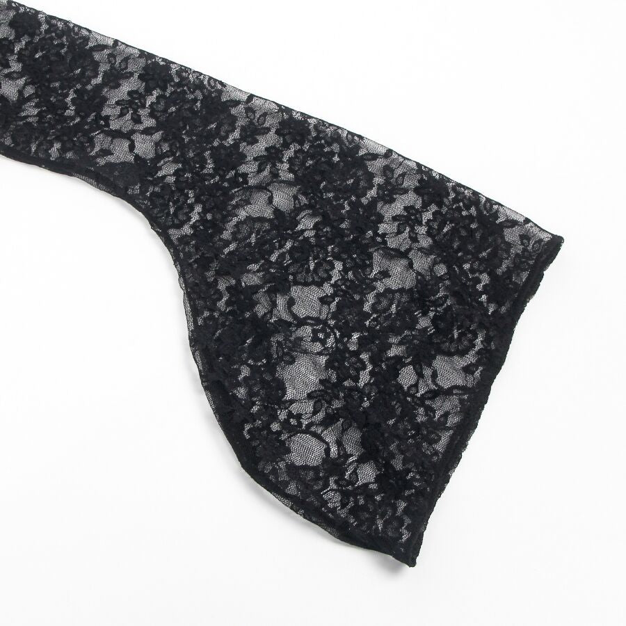 Gros plan sur la manche evasee en dentelle florale ajouree du teddy noir Subblime, detail de la maille et de la coupe papillon fluide.