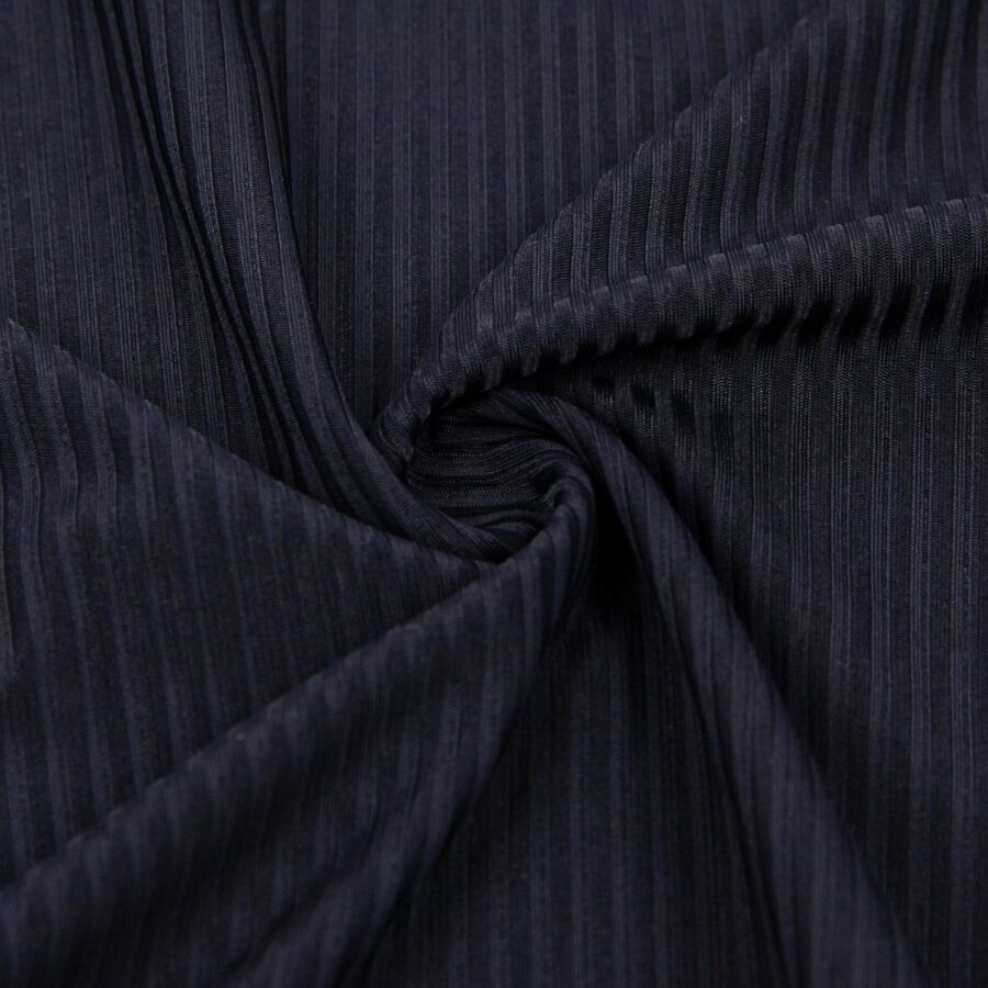 Gros plan sur la maille cotelee extensible noire du teddy Subblime, texture plissee du tissu, detail de la matiere principale du corps.