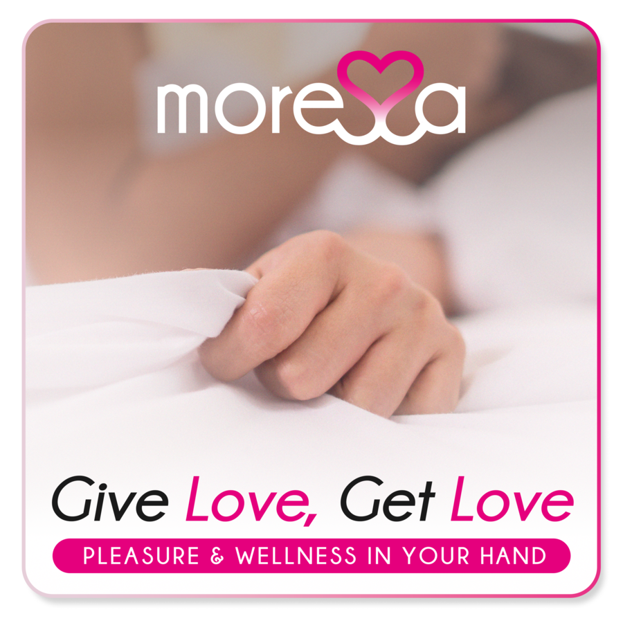 Visuel marque Moressa Give Love Get Love : une main posee sur un drap blanc evoquant douceur et bien-etre, packaging du jeu de des erotiques en resine.